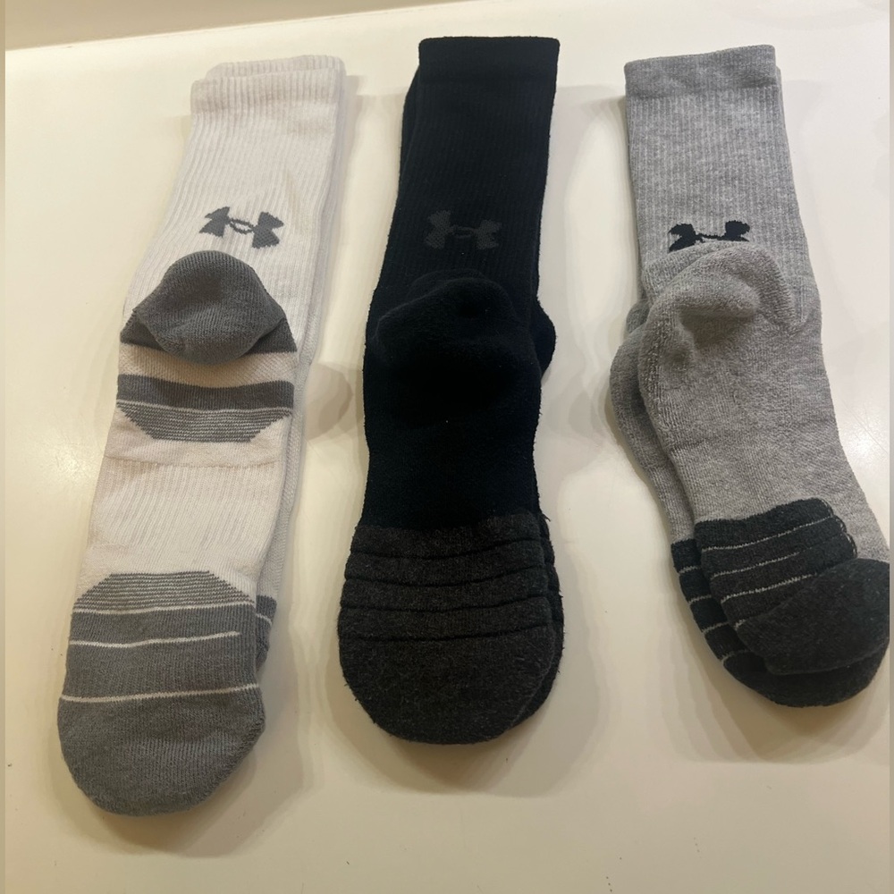 UNDER ARMOUR MEN’S CREW SOCKS 5 PAIRS. 3 WHITE. 1 GRAY. 1 BLACK. SIZE 8.5 - 13 - Picture 5 of 6